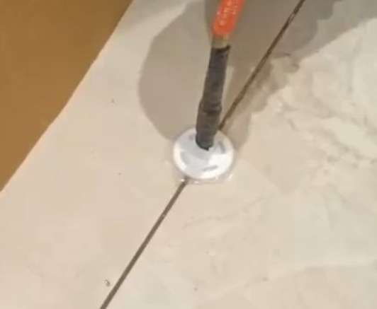 山西瓷砖空鼓维修公司专业解答瓷砖在铺贴过程中，如果没有涂抹均匀到位的粘结材料（如水泥砂浆或瓷砖胶），可能会导致以下问题